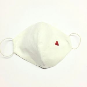 Masque barrière en tissus blanc coeur rouge lavable