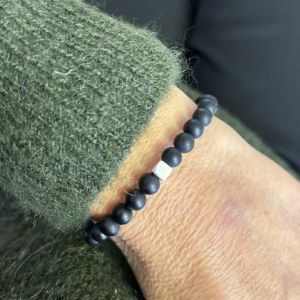 Bracelet surfeur perles agate noire mat et cube